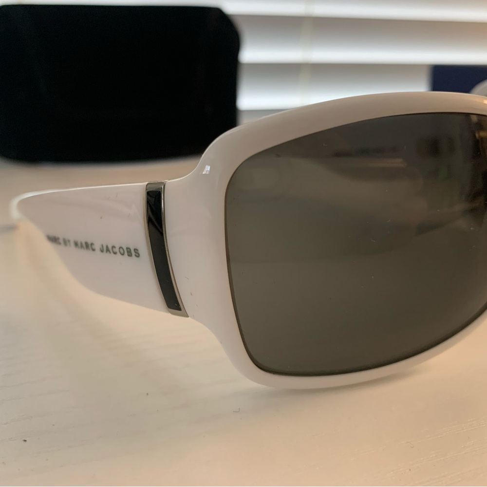 Stylish White Marc Jacobs Sunglasses Mint Condition with case - Picture 2 of 7